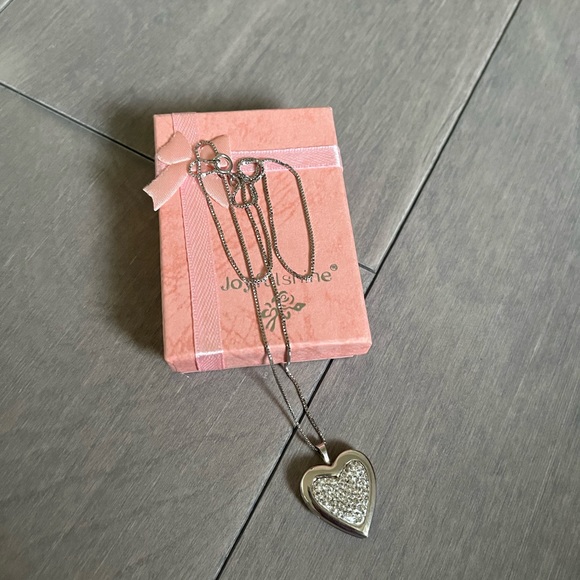 Gorgeous sparkly silver locket - Picture 2 of 4